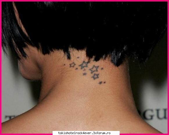 rihanna a.. ... incurcat pozele... asta cel shold(cel mai sus)iar asta cel ceafa