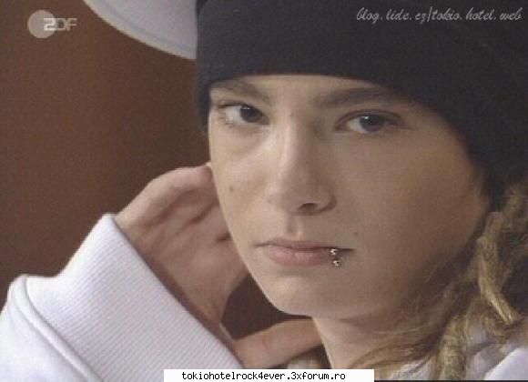 am si yo cateva poze cu tom...sper k nu le-atzi mai pus...si nu stau sa ma uit acu` la toooooate