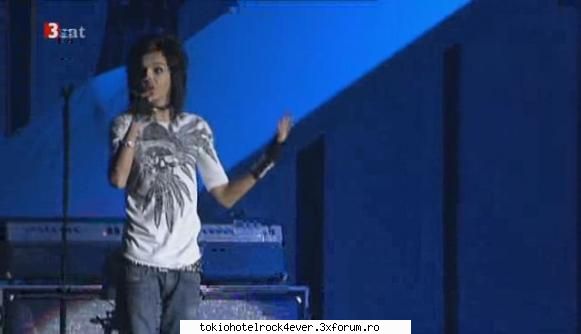 tokio hotel live oberhausen 2-a mel cantata fost poze...am facut poze vreau zic si-a dat haina jos
