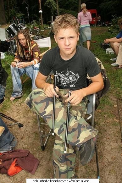 durch den monsum mici erauuu uitati aici poza vremea aia...tom descultz gustav prim-plan