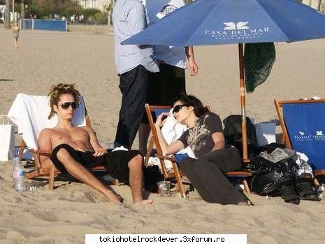 bill&tom plaja l.a are patratele abdomen!! want him now! asteptat sa'l vad fara tricou jumate