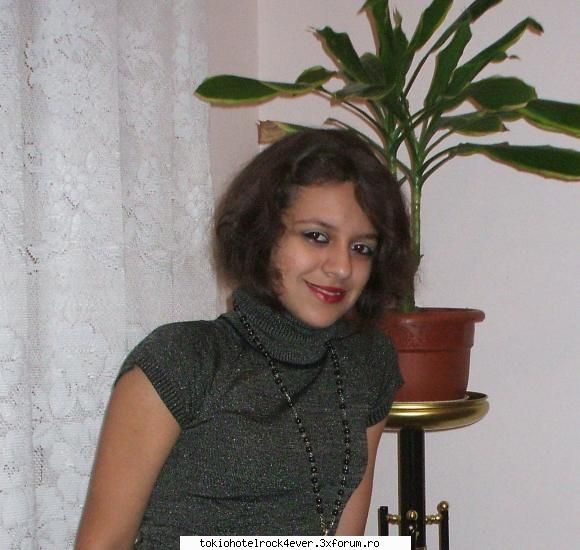 Akasha... i mean... me :) - toata lumea credea k am parul scurt cand le`am - *..::Me, myself & I::..*
