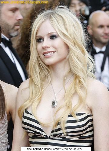Avril Lavigne - si aici...imbracata de la dior( :x ) cu un zambet - *..::Other Bands::..*