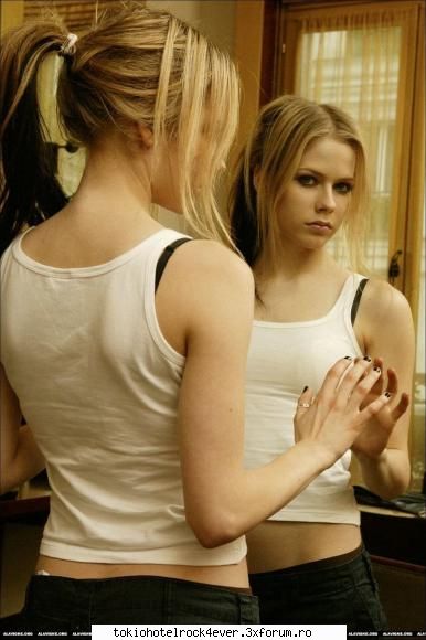 Avril Lavigne - am o poza mijto cu ea...nush d unde o am prin - *..::Other Bands::..*