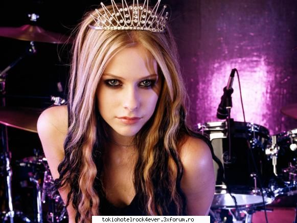 Avril Lavigne - imi place cum canta sunt fana avril - *..::Other Bands::..*