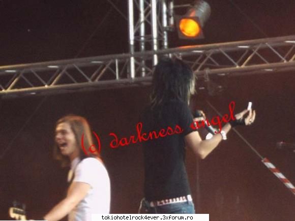 Bil are un tampon in mana! - Sa spuneti daca mai sunt pozele astea pt a sterge - *..::Bill Kaulitz::..*