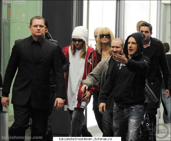 Bill chiar are dreaduri! - ala trebuia sa'i arate la blonda nu la paparazzi - *..::Bill Kaulitz::..*