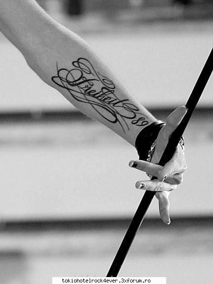 Bill's new tatoo - mie mi se pare cool tatu lu bill am ji eyo o poza - *..::Bill Kaulitz::..*