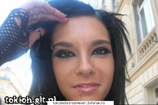 Ce nu va place la bill?? - pff..pe mn ma km enerveaza k se da cu luciu :x :x - *..::Bill Kaulitz::..*