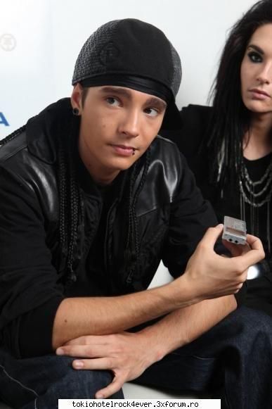 Ce ziketzi d noile look-uri? - T ce coditza mea zice asta aici ? B: tu crezi ca - *..::Bill Kaulitz::..*