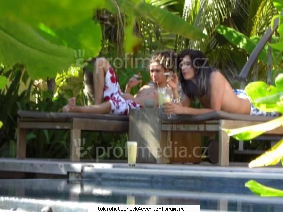 In vacanta:D - poza asta ma enerveaza aici smoke aman2 :x :x :x - *..::Bill & Tom Kaulitz::..*