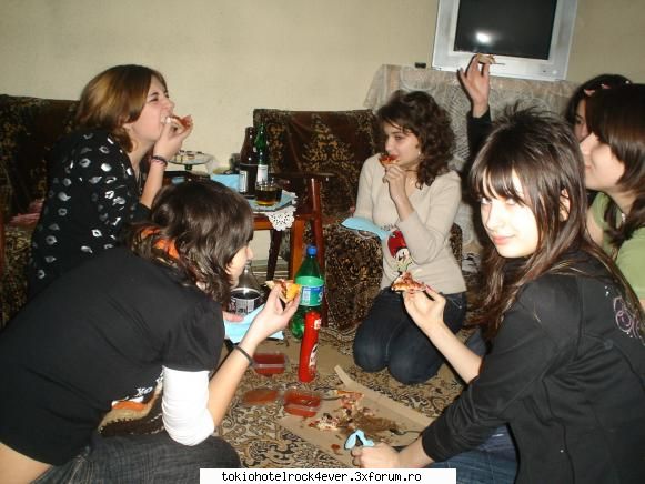 Mancareee:X:X - deci toata lumea manca... ma temeam k nu o sa - *..::Cafenea::..*