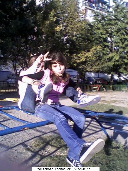*♥Porcelein_Doll♥* - n-am bani de monitoare!!! in poza: prietena mea - *..::Me, myself & I::..*