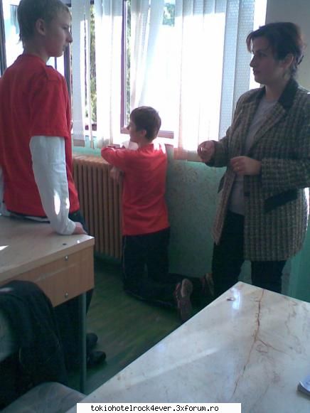 Poza cu dirigint si profesor! - profa de geoghi in dreapta si colegumio care io - *..::School::..*