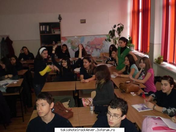 Poza cu dirigint si profesor! - clasa zoului :| si nu stau in banca avec acel dar - *..::School::..*