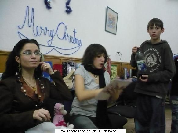Poza cu dirigint si profesor! - )).... in poza sunt tarca(un coleg)eu si - *..::School::..*