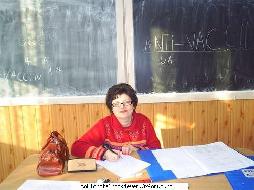 Poza cu dirigint si profesor! - la naiba pun eu poze cu profesorii mei profaaa de - *..::School::..*