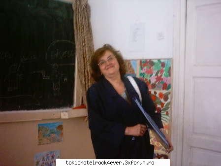 Poza cu dirigint si profesor! - mentionez k in spatele profei scria anti vaccin - *..::School::..*