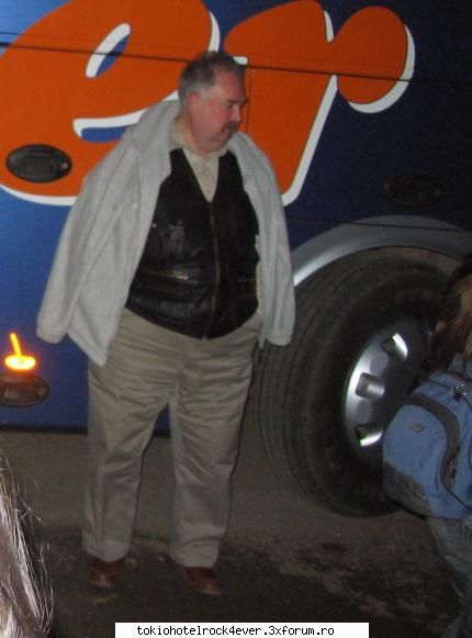 Poza cu dirigint si profesor! - si aici Directorul adjunct :) =) care ma - *..::School::..*