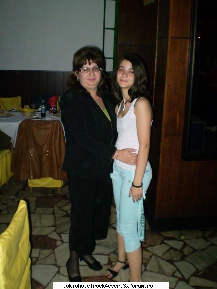 Poza cu dirigint si profesor! - dan't worry, avem sh noi fosile nu am scapat =( - *..::School::..*