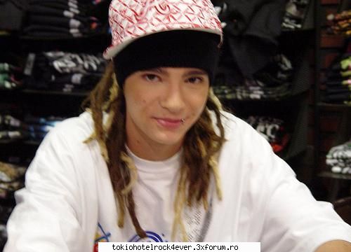 Poza preferata cu Tommy - e rosie si aia...rosu cu alb - *..::Tom Kaulitz::..*
