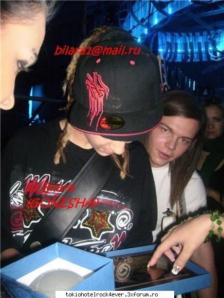 Poze cu Tom - la c s-o fi uitand tom acolo???.....a si c - *..::Gallery::..*