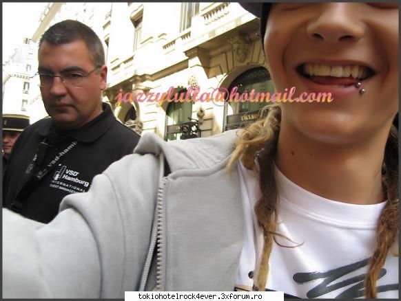 Poze cu Tom - uite'l si pe saki in spateee si gura lu' tom are - *..::Gallery::..*
