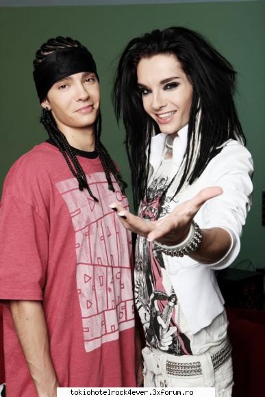 Poze cu gemenii - tom in roz si bill in alb...parca sunt doua - *..::Gallery::..*