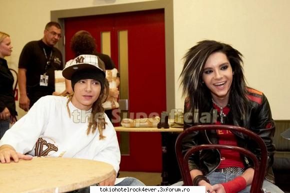 Poze cu tommy & billy... - deci Tom in poza d mai sus zici k are rochie! - *..::Bill & Tom Kaulitz::..*
