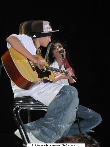 Poze cu tommy & billy... - deci Tommy e chiar sexy cu chitara aia! - *..::Bill & Tom Kaulitz::..*