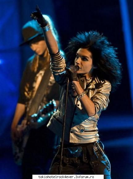 Propozitii despre Beel[joc] - In timp ce se tavalea pe covor pentru a-si - *..::Bill Kaulitz::..*