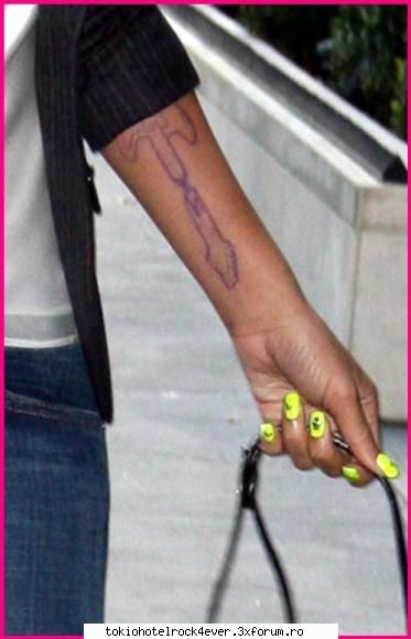 Rihanna - iar acesta e cel de pe mana care mie nu imi - *..::Other Bands::..*