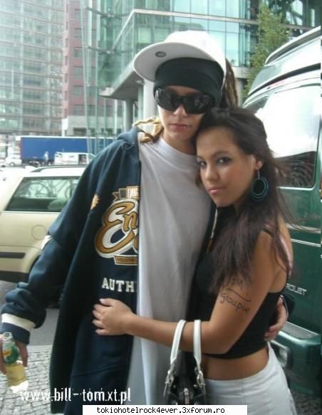Tom si fetitzele ;;) - am eu o poza pe care nu am vazut sa o fi postat - *..::Tom Kaulitz::..*