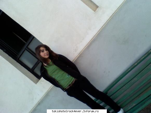 VAleu Denisse pericol publik =)))) LOL ferea - aici in cimitir urcata pe o banca - *..::Me, myself & I::..*