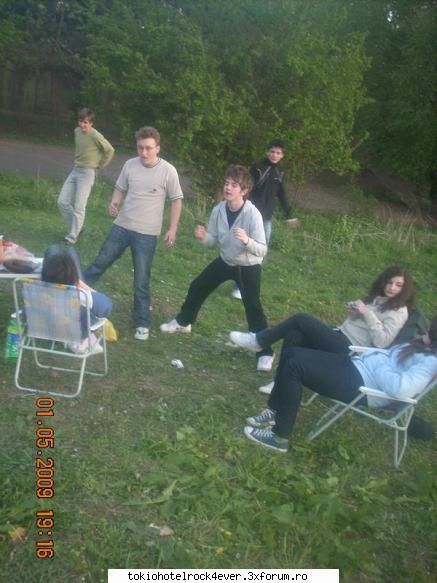 Whit3Ang3l - tzo e cel de pe scaun ce sta cu spatele si arunca - *..::Me, myself & I::..*