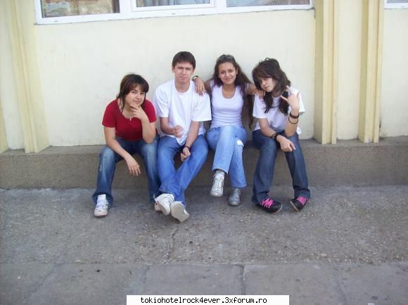 Zo cei Merri - aici este curtea scolii unde toata lumea sta pe - *..::Me, myself & I::..*