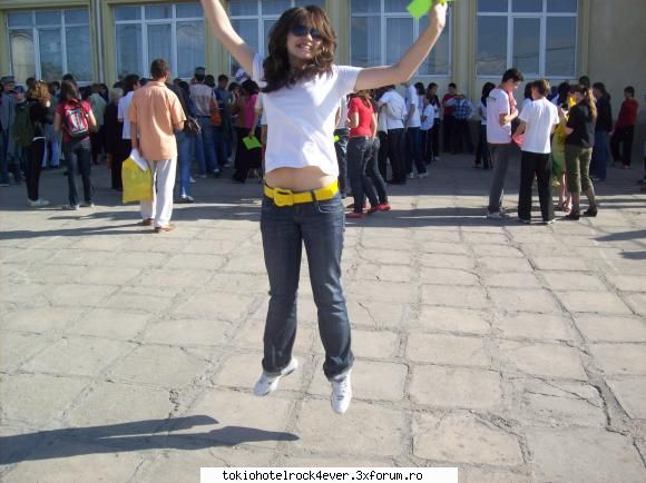 Zo cei Merri - priviti ce poza stie sa faca chiftelul e shmeker - *..::Me, myself & I::..*