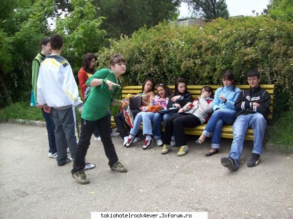 Zo cei Merri - priviti expresia faciala a bosketului in public - *..::Me, myself & I::..*