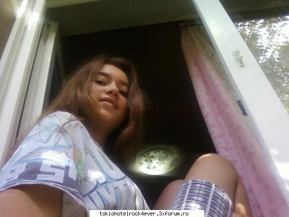 about me.... - maimutza sta pe geam:)) maimutza sta pe geam:)) - *..::Me, myself & I::..*