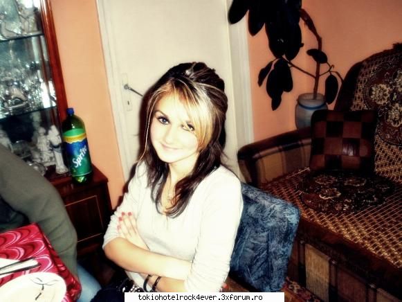 adelinutza - Si 5 Acest e Adel Blond cu peruc si ochi albastru - *..::Me, myself & I::..*