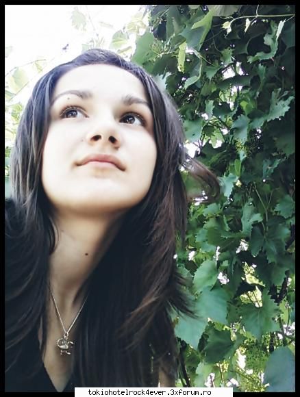 adelinutza - Am 2 poze Acest sub verdee - *..::Me, myself & I::..*