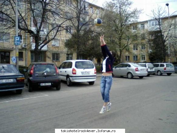 adelinutza - dar sa va arate ce poze a facut ieri aici juk - *..::Me, myself & I::..*