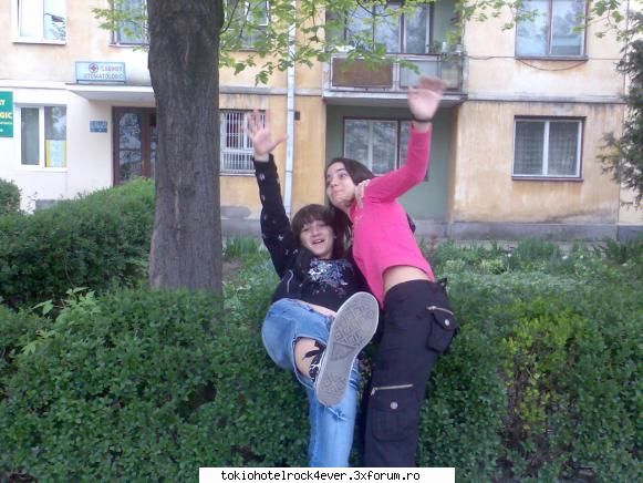 adelinutza - aici eram sa cad dar m-a prins ela - *..::Me, myself & I::..*