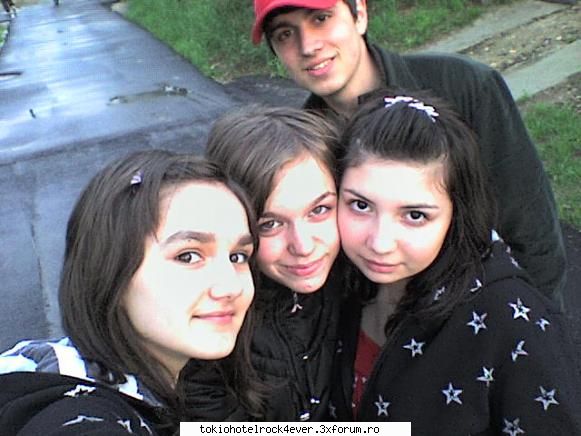 adelinutza - aici asteptam pe Ella care nu mai venea si ploua - *..::Me, myself & I::..*
