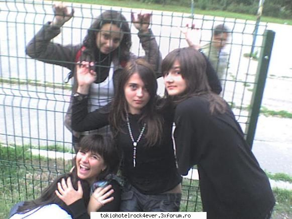 adelinutza - Scuzati pe cele 2 de jos care se gadilau - *..::Me, myself & I::..*