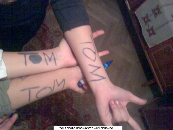 adelinutza - Aici este mana mea, a Ellei si a lui Hobble - *..::Me, myself & I::..*