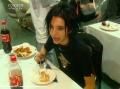 bill are 2 iubite??????wtf???? - dadada bill cu 2 bn ca nu cu 4 lool hai mah - *..::Bill Kaulitz::..*