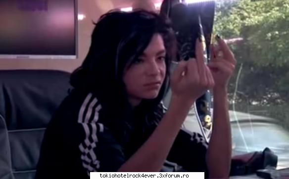 bv TOM!!!! - am taiat un pic poza...yo nu cre` k s uita la - *..::Archive::..*