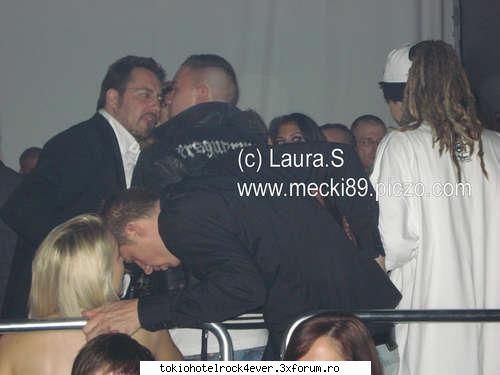 bv TOM!!!! - aici e poza cand o abordeaza tom pe nicole - *..::Archive::..*