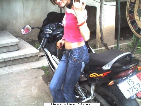 crazy child-->eo - eu pe un motor..in fatza blocului la ...marya:D:D - *..::Me, myself & I::..*